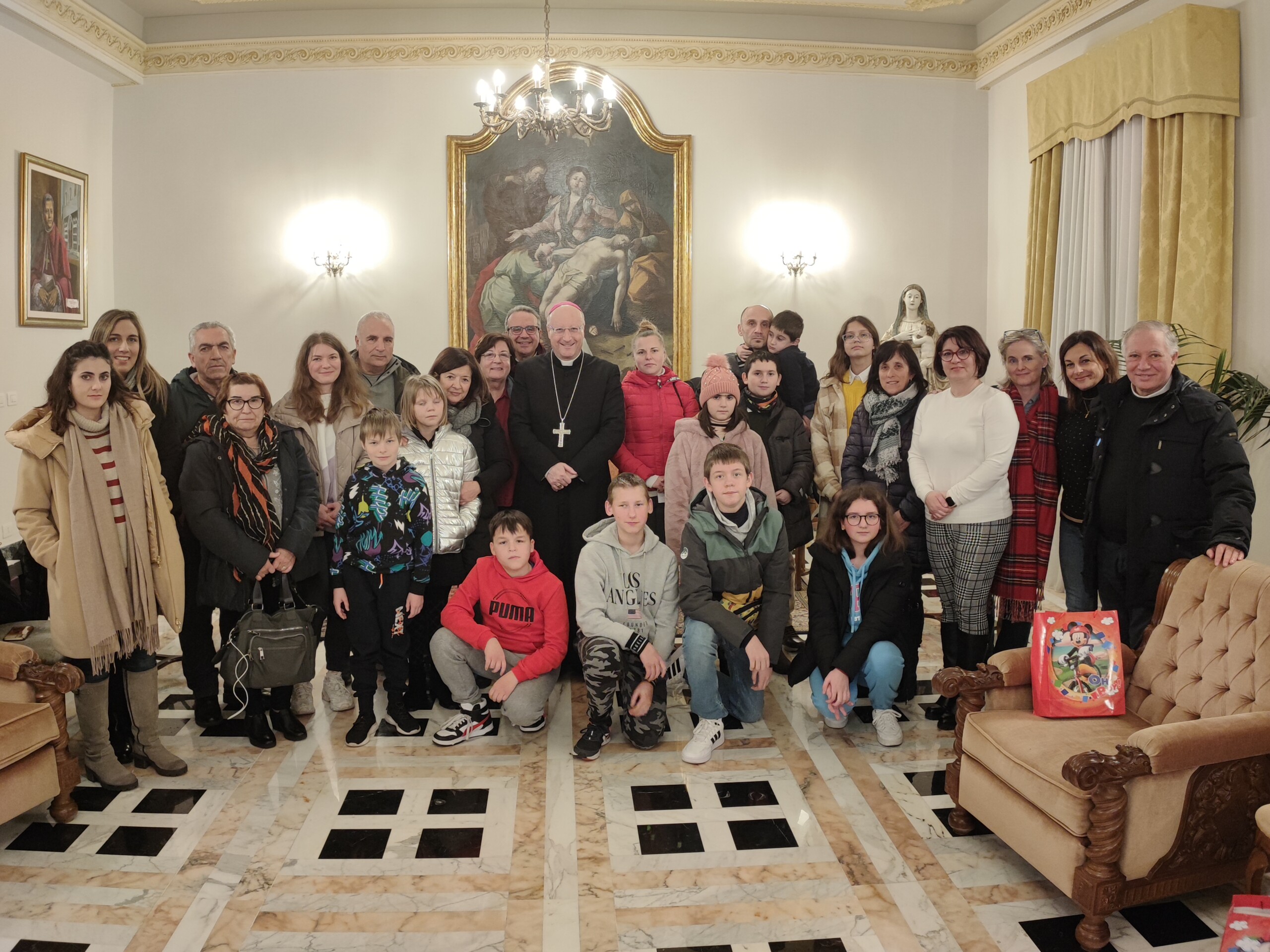 Mons. Guglielmo Giombanco incontra i minori ucraini ospitati in Diocesi